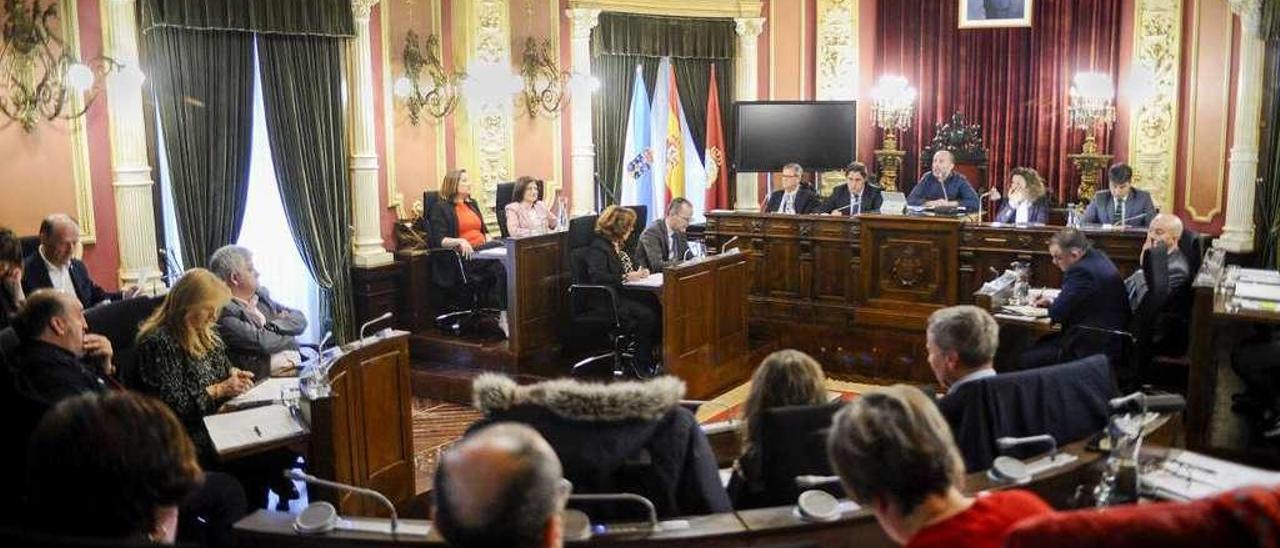 Vista del pleno celebrado ayer en el Concello. // Carlos Peteiro