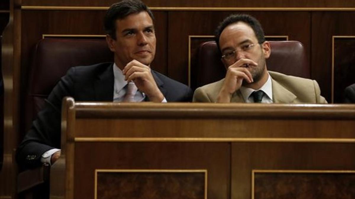 Los socialistas Pedro Sánchez y Antonio Hernando, este martes en el Congreso.
