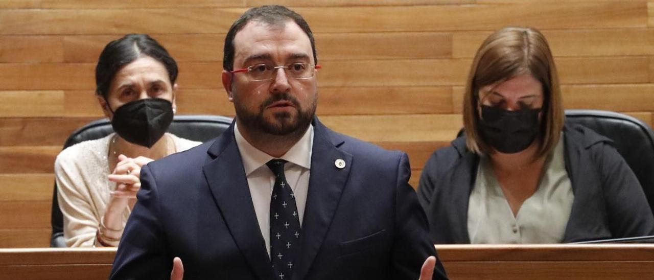 Adrián Barbón, durante el pleno de la Junta.