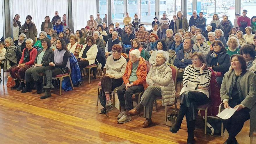 Por la lluvia, la inauguración 
oficial se realizó en el Liceo de 
Bouzas.   | // MARTA G. BREA