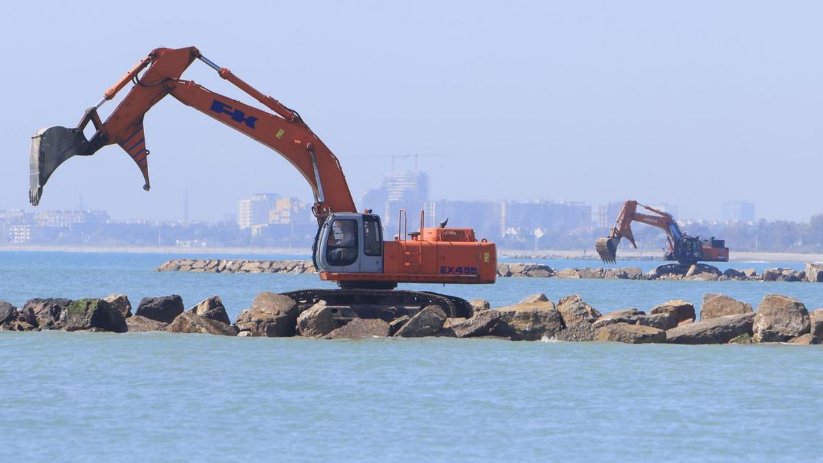 Los trabajos de construcción de los espigones en la playa Casablanca de Almenara estarán finalizados en julio.