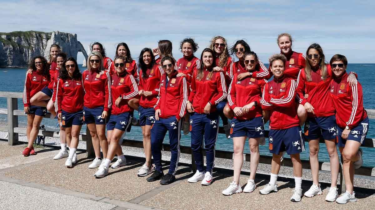 Las 23 jugadoras de la selección española de fútbol descansan en la localidad de Étretat (Francia).