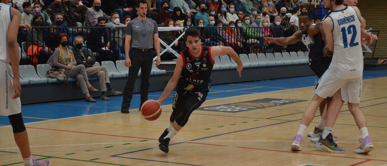 Pol Figueras avanza con la pelota en el partido del domingo