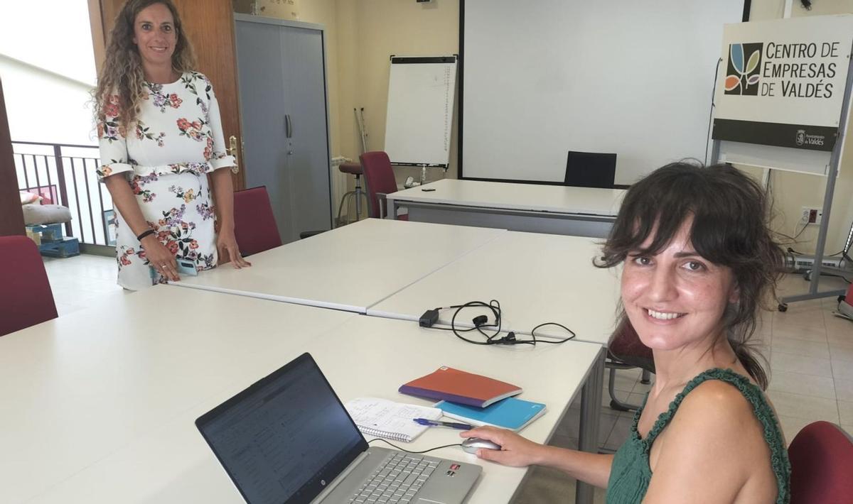 Noelia Pérez y Silvia Pérez, en una de las salas de coworking del centro de empresas de Valdés. | A. M. Serrano