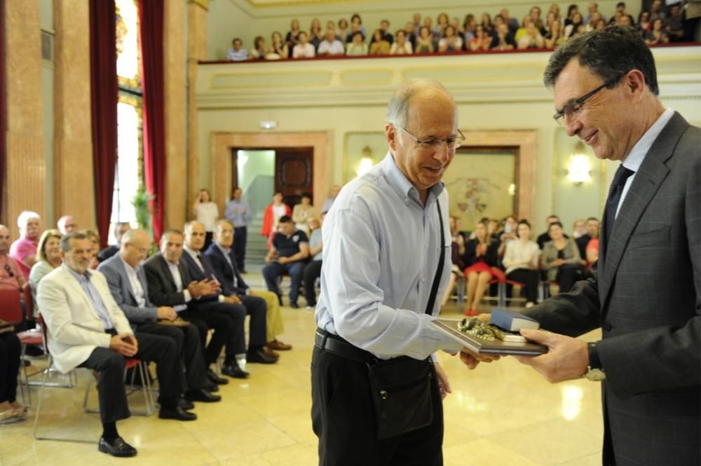 Homenaje a los 39 funcionarios municipales que se jubilan durante este 2016