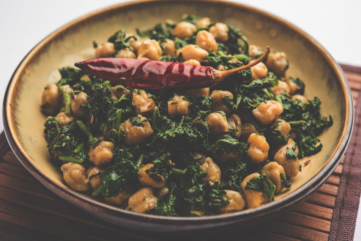 Plato de espinacas con garbanzos, típico de la gastronomía andaluza.