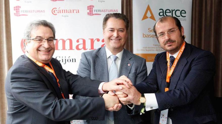 Desde la izquierda, Juan José Jiménez, presidente de Aerce; Félix Baragaño, y Jorge Manzanares, director general de la entidad que organizó el congreso celebrado ayer en Gijón.