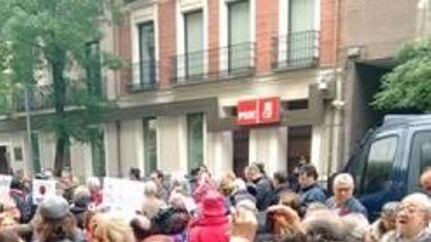 Cerca de 70 alicantinos en la protesta en Ferraz