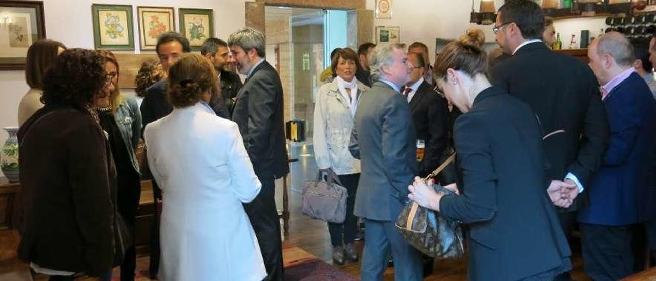 Los letrados, ayer, durante el aperitivo en Llanes.