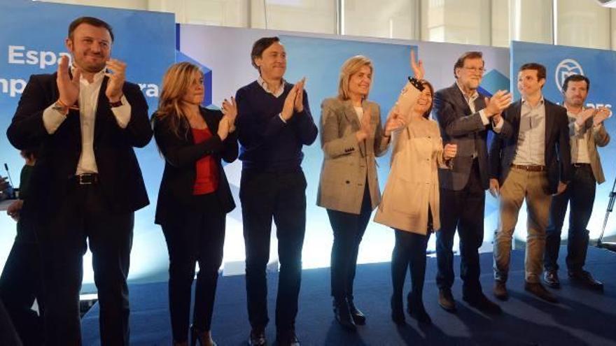 Rajoy aplaudiendo tras llegar ayer al Centro de Congresos de Elche junto a la cúpula nacional y autonómica del PP, la ministra Báñez y el presidente local del partido, Pablo Ruz.