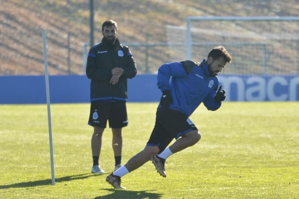 El técnico ajusta los movimientos de Juanfran, Schär, Sidnei y Navarro en busca de la solidez que le falta al Dépor. Las coberturas, las basculaciones y los centros laterales, entre sus preocupaciones