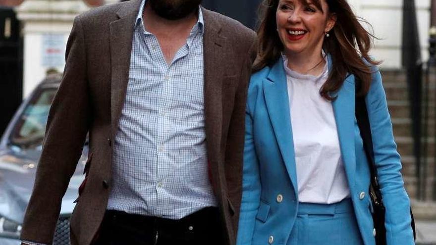 Nick Timothy y Fiona Hill (a la derecha), saliendo de la sede &quot;tory&quot; el pasado viernes. // Reuters