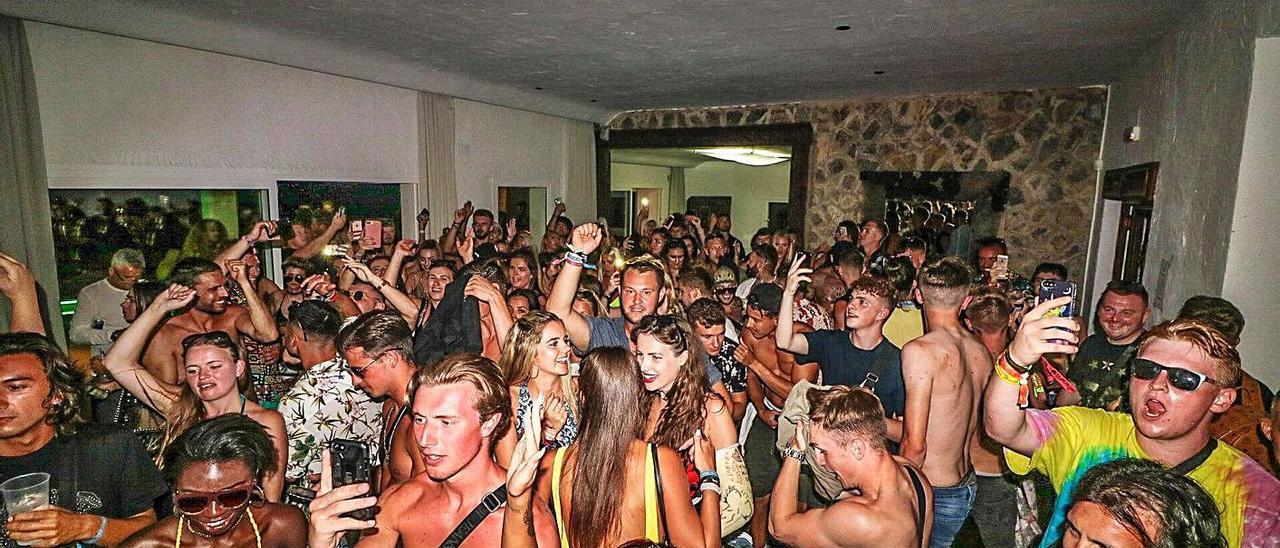 Imagen de una fiesta ilegal celebrada en una vivienda turística de Ibiza en 2018. | D. I.