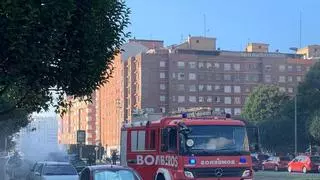 Un incendio en el motor de un vehículo causa una visible humareda en el barrio de Lloreda de Badalona