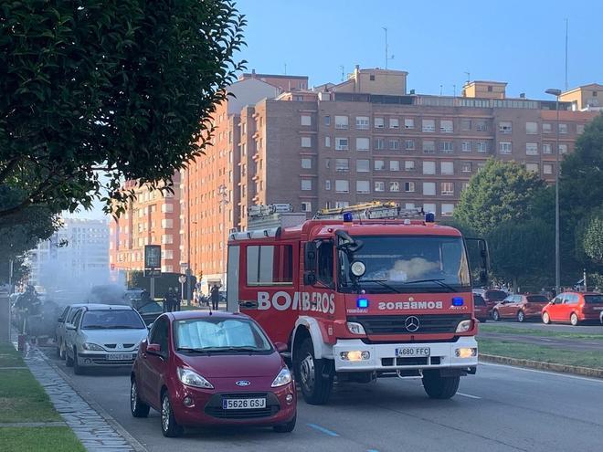 Un incendio en el motor de un vehículo causa una visible humareda en el barrio de Lloreda de Badalona
