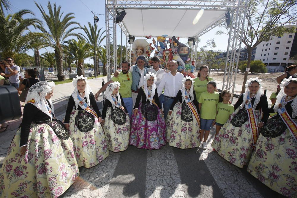 La Bellea Infantil, sus damas, el alcalde y Manolo Jiménez visitan la Hoguera de Baver-Els Antigons