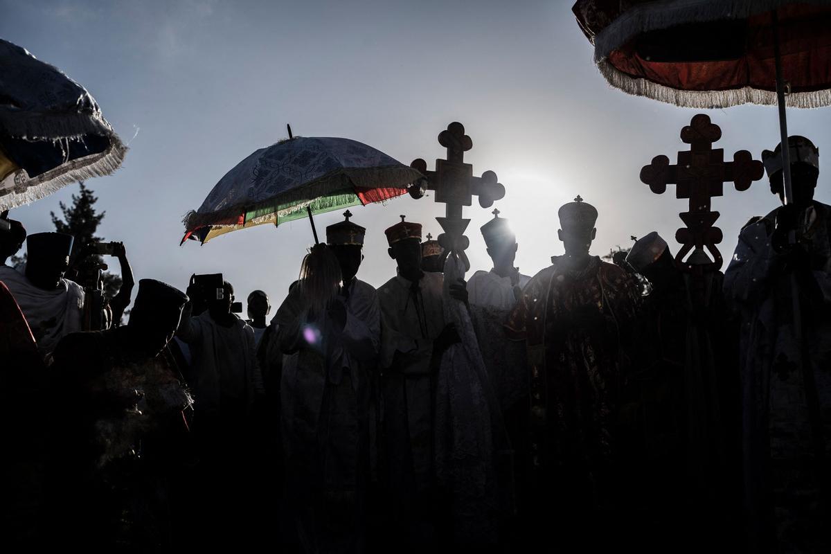 Los devotos ortodoxos etíopes asisten a una oración durante la celebración de la Epifanía de Etiopía en la orilla del lago Batu, Etiopía