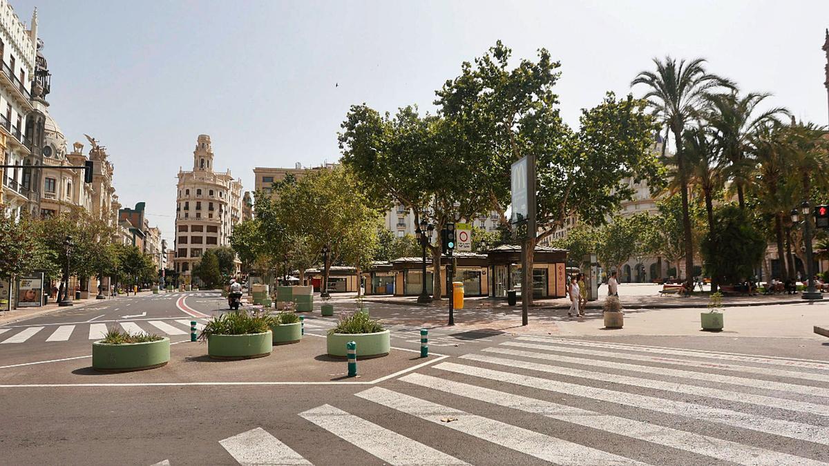 La plaza del Ayuntamiento presentaba un aspecto desangelado a mediodía porque las altas temperaturas no invitaban a pasear por la calle. | FERNANDO BUSTAMANTE