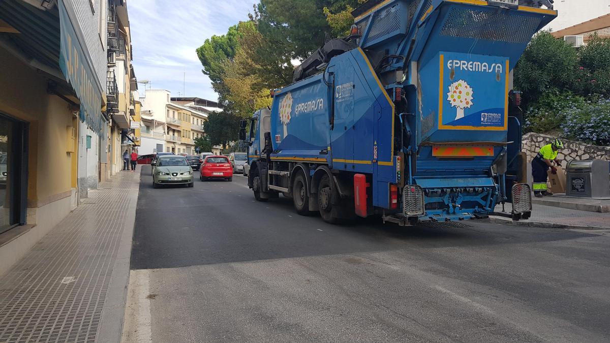 Un camión de Epremasa por las calles de Lucena.