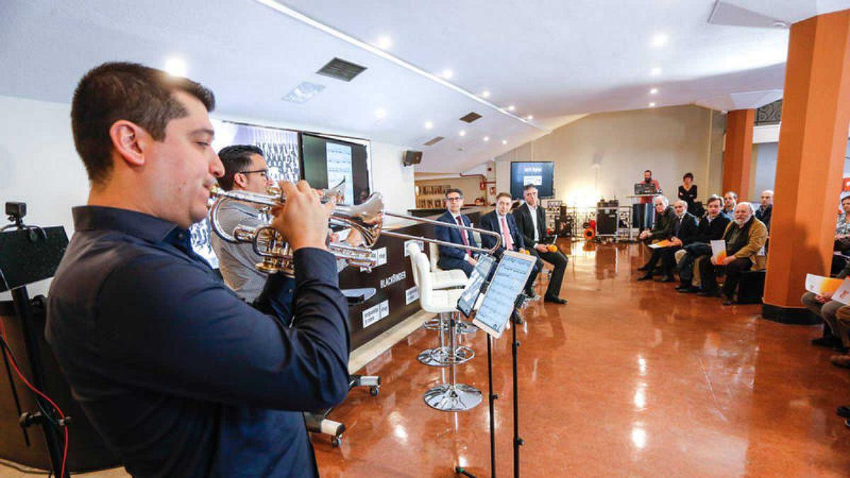 Dos músicos de la Orquesta de RTVE leen sus partituras digitales en una "tablet".