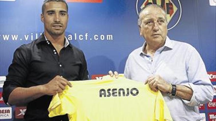 El Villarreal logra quedarse  con Asenjo por unos tres ‘kilos’