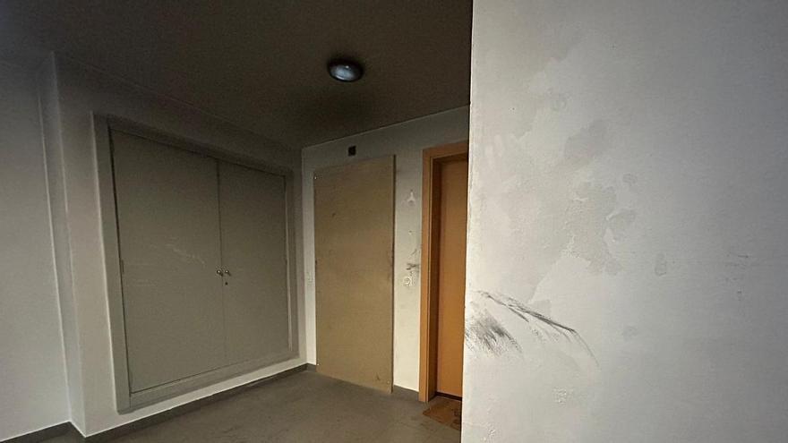 Máxima alerta de la Guardia Civil en Asturias por el hilo de pegamento que está apareciendo en las puertas de viviendas