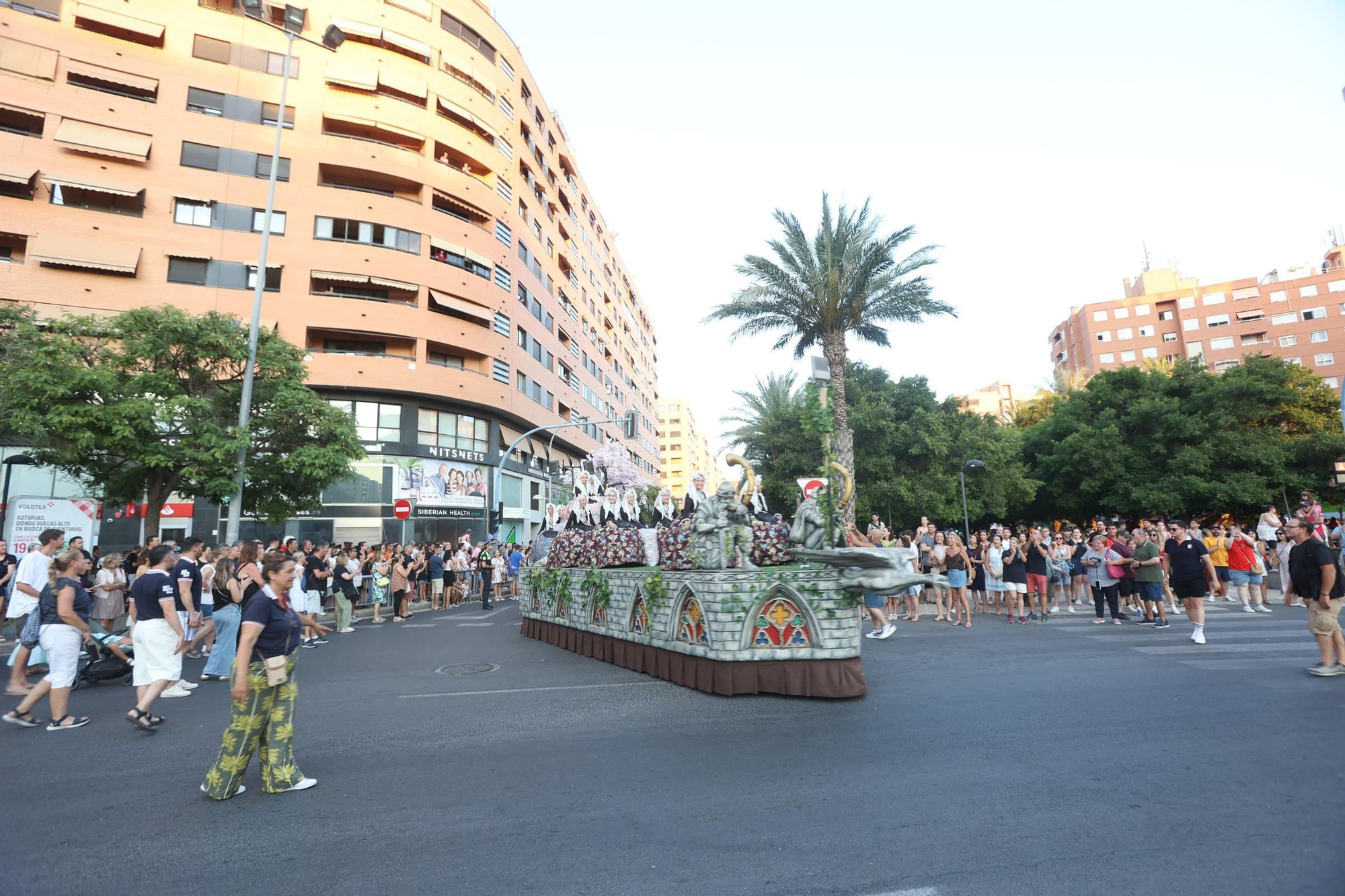 El Coso Multicolor llena Alicante de color en su nuevo recorrido