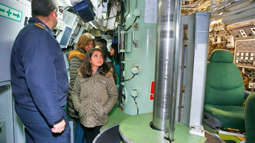 Unos visitantes, en la sala del periscopio del submarino Mistral // S.A.