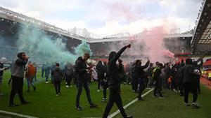 Seguidors del Manchester United envaeixen Old Trafford en protesta per la Superlliga