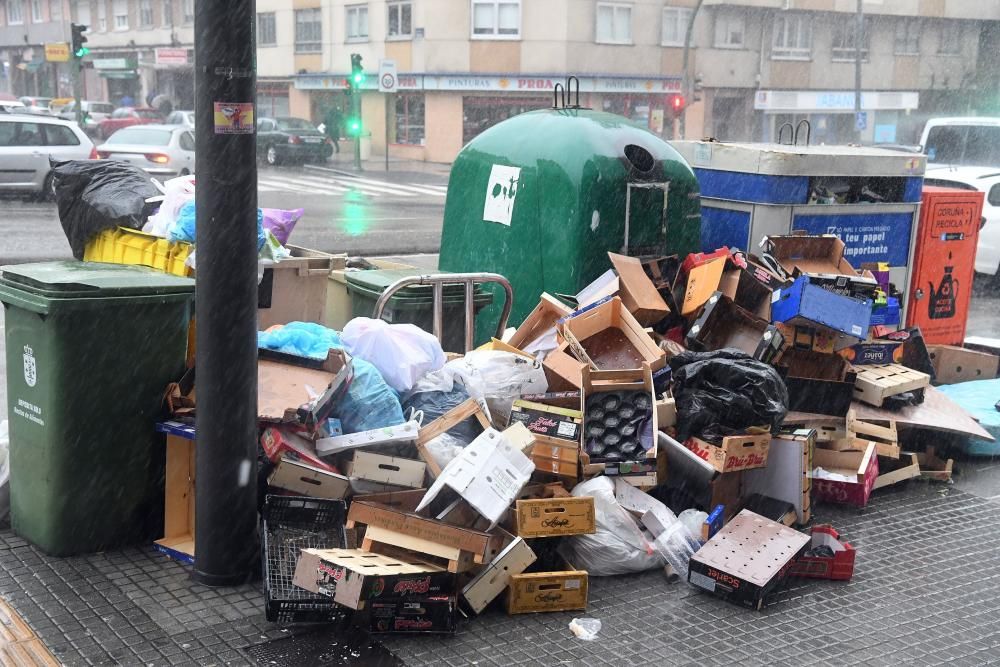 El servicio se ha reforzado esta mañana en la ronda de Nelle y el centro, donde se acumulan más residuos