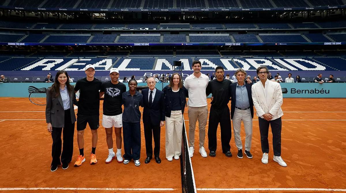 Florentino Pérez con Nadal, Sinner, Światek, Courtois, Bellingham y Linda Caicedo en la pista de tenis del Bernabéu