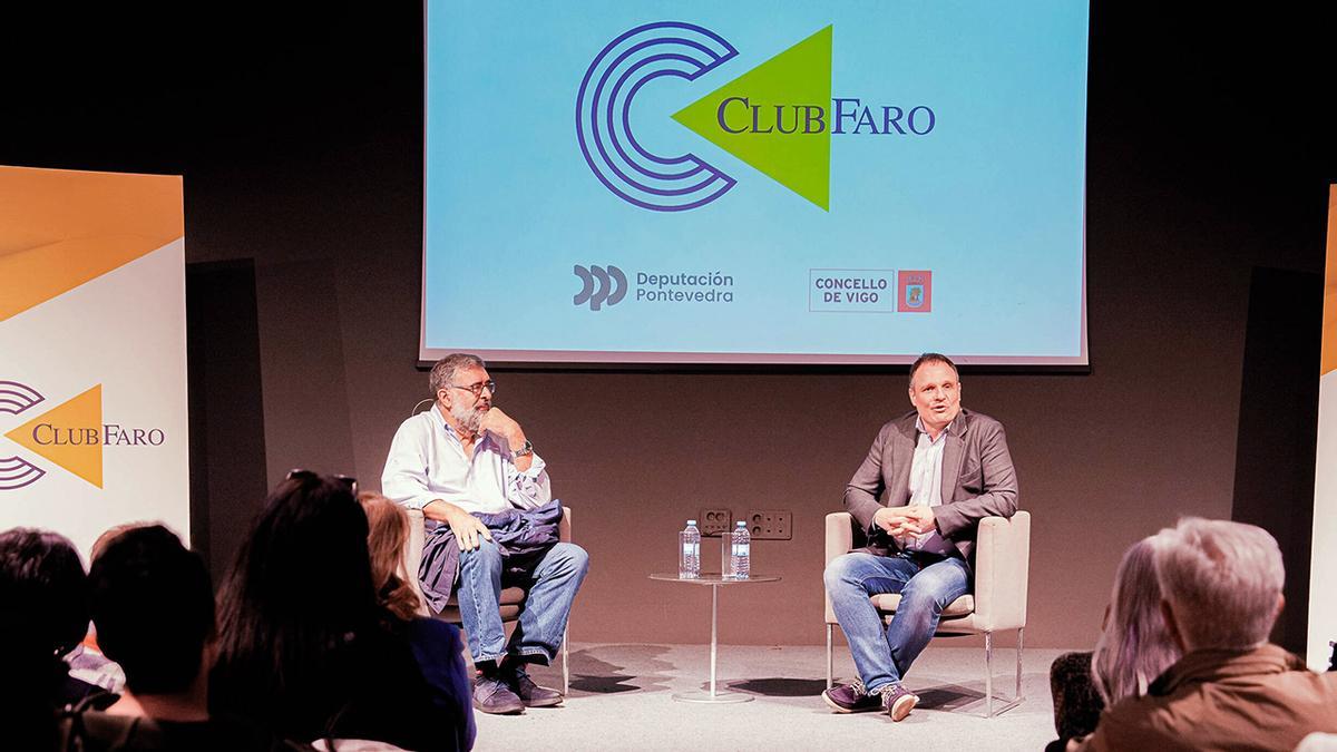 De esquerda a dereita, o escritor Xosé Ramón Pena e o editor César Lorenzo.