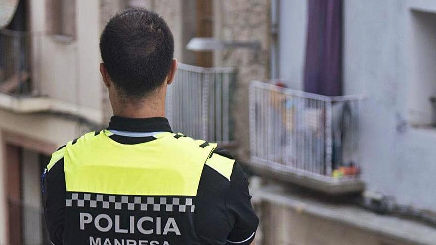 Agent de la Policia Local en una actuació l&#039;estiu passat al Barri Antic