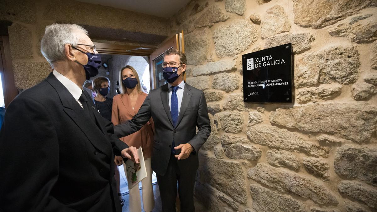 Núñez Feijóo y Juan Manuel López Chaves, que da nombre al albergue de peregrinos, inauguran las instalaciones