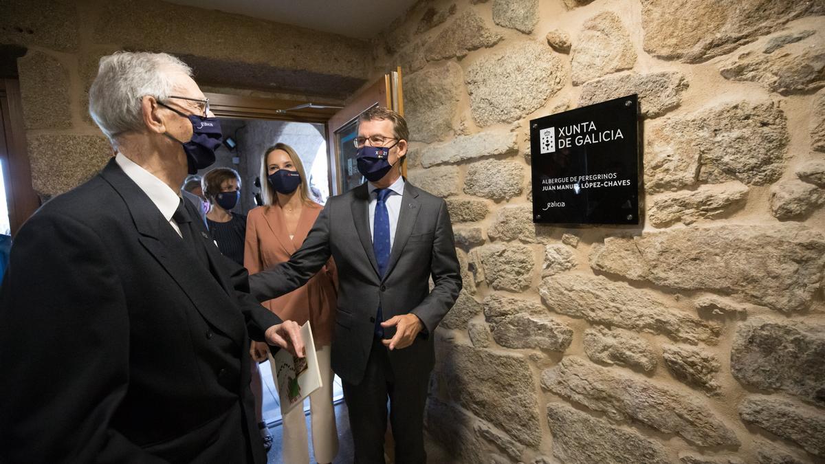 Núñez Feijóo y Juan Manuel López Chaves, que da nombre al albergue de peregrinos, inauguran las instalaciones.