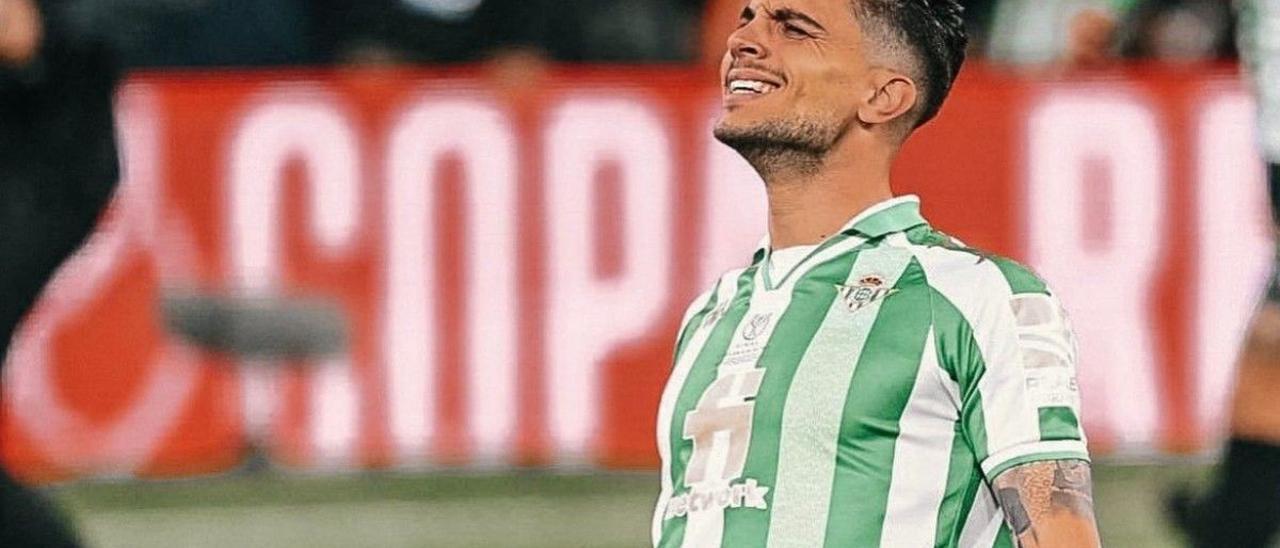 Bartra, eufórico tras acabar la final de Copa del Rey y lograr su primer título con el Betis.