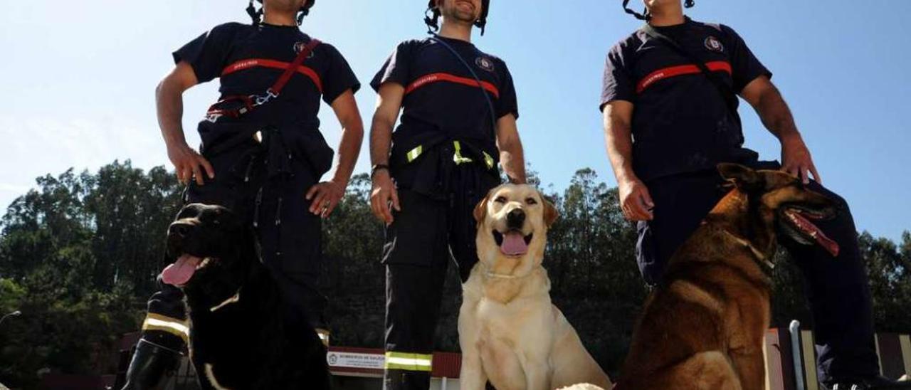 Integrantes de la unidad canina de los bomberos, en la base de Ribadumia, cuando aún funcionaba. // Iñaki Abella