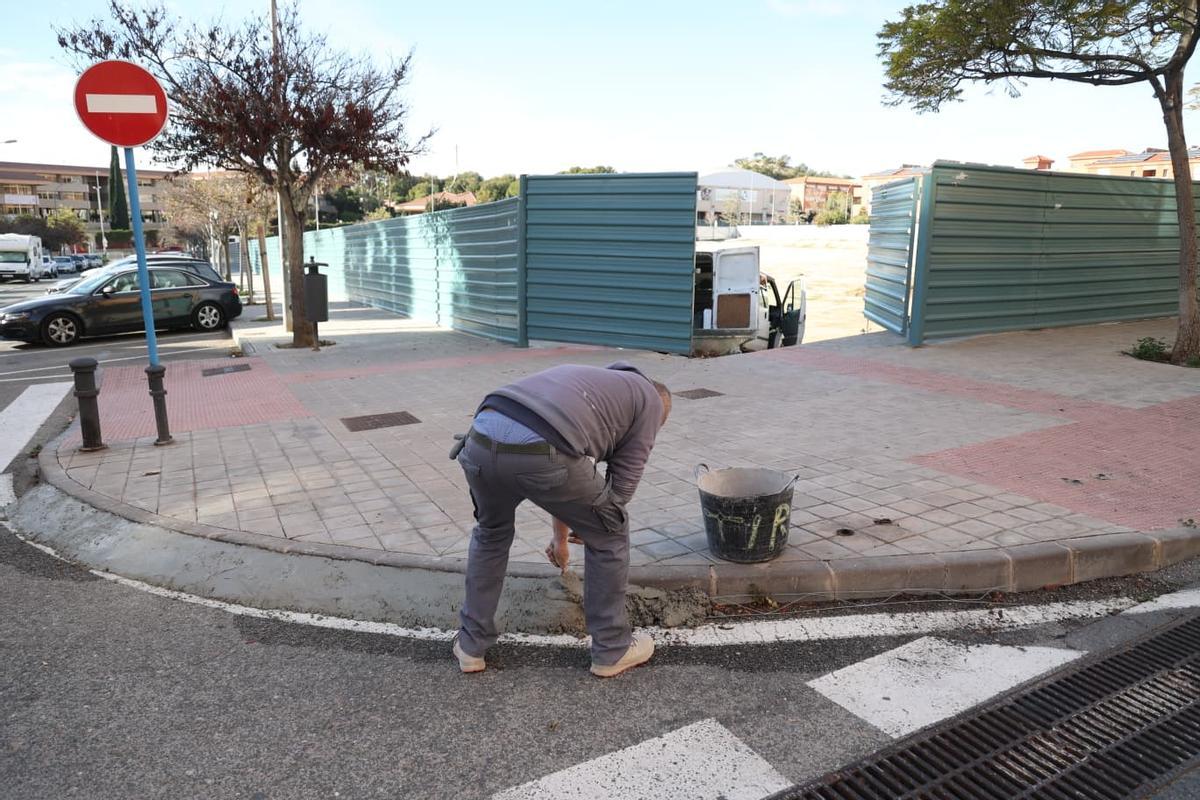 Un operario prepara los bordillos para la entrada de las máquinas en el solar del nuevo CCEE El Somni