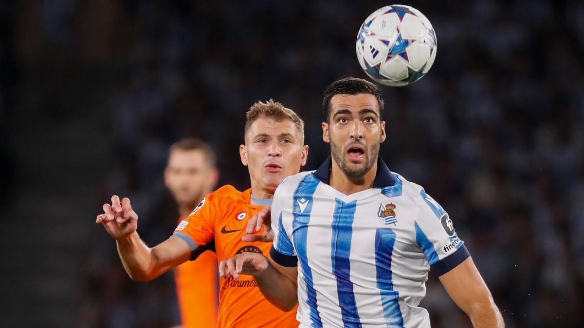 Mikel Merino y Nicolò Barella disputando un balón durante el partido Real Sociedad - Inter