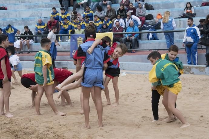 27.01.18 Visita del visepresidente del Cabildo Ángel Víctor Torres a las escuelas de lucha canaria.López Socas.Fotos Tony Hernández