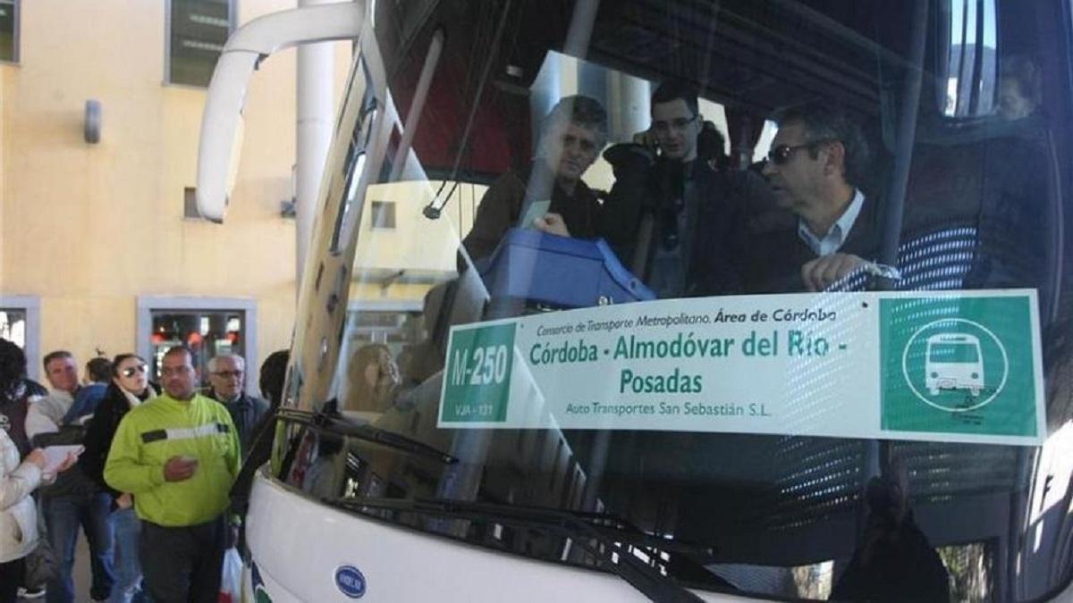 Usuarios de la línea M-250, en la estación de autobuses de Córdoba.
