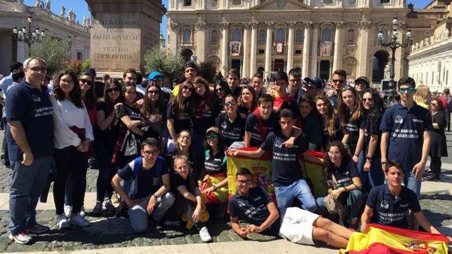 Alumnos y profesor del centro en su viaje a Roma.