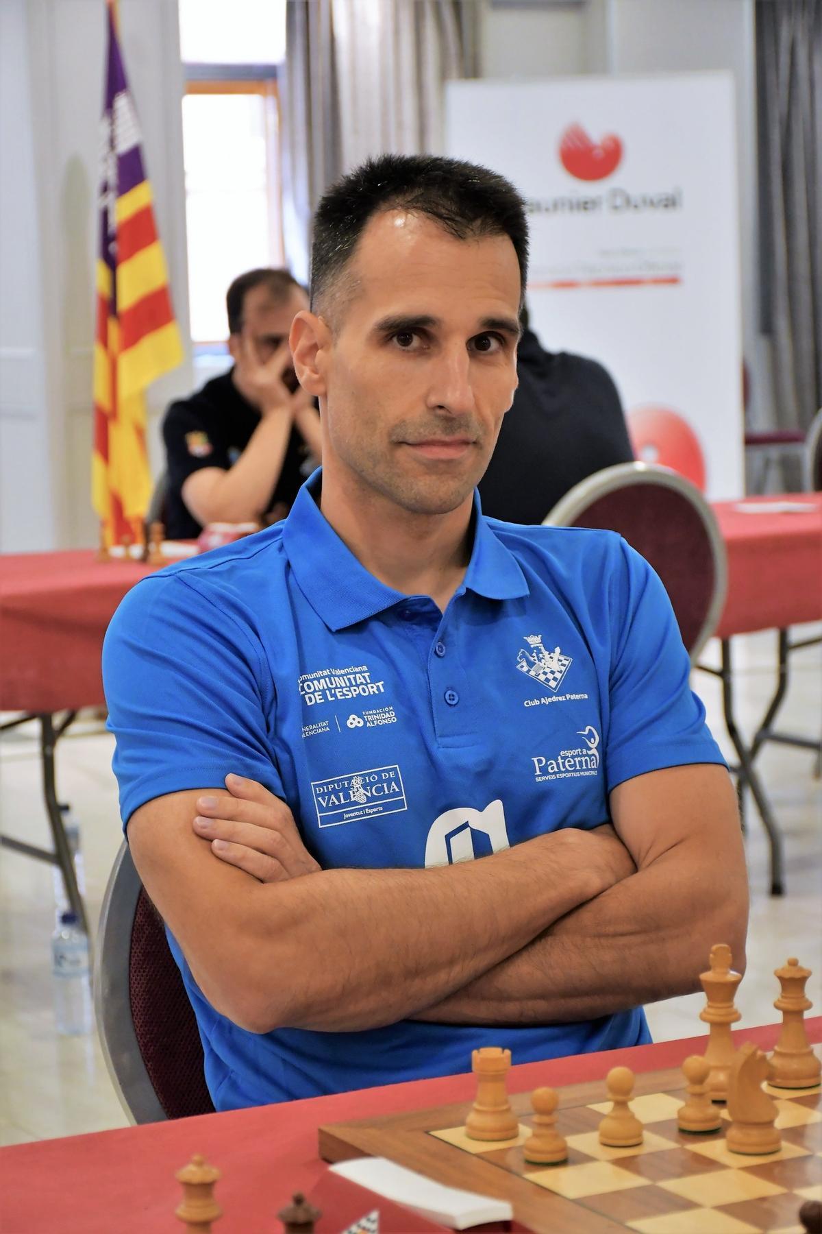 Nacido en los Estados Unidos el 5 de julio de 1976, Julen Arizmendi tiene en su poder el título de Gran Maestro (GM) desde el año 2004 y es una figura internacional en el panorama ajedrecístico mundial.