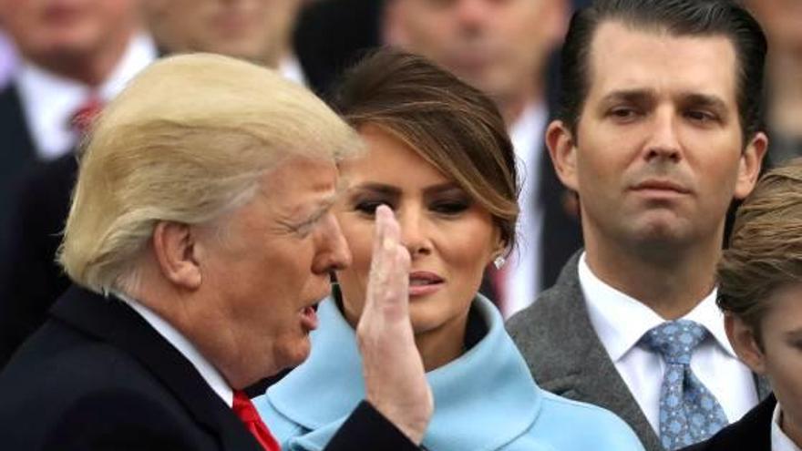 A la dreta, Donald Trump Jr. mira com el seu pare Donald Trump jura el càrrec de president dels EUA.