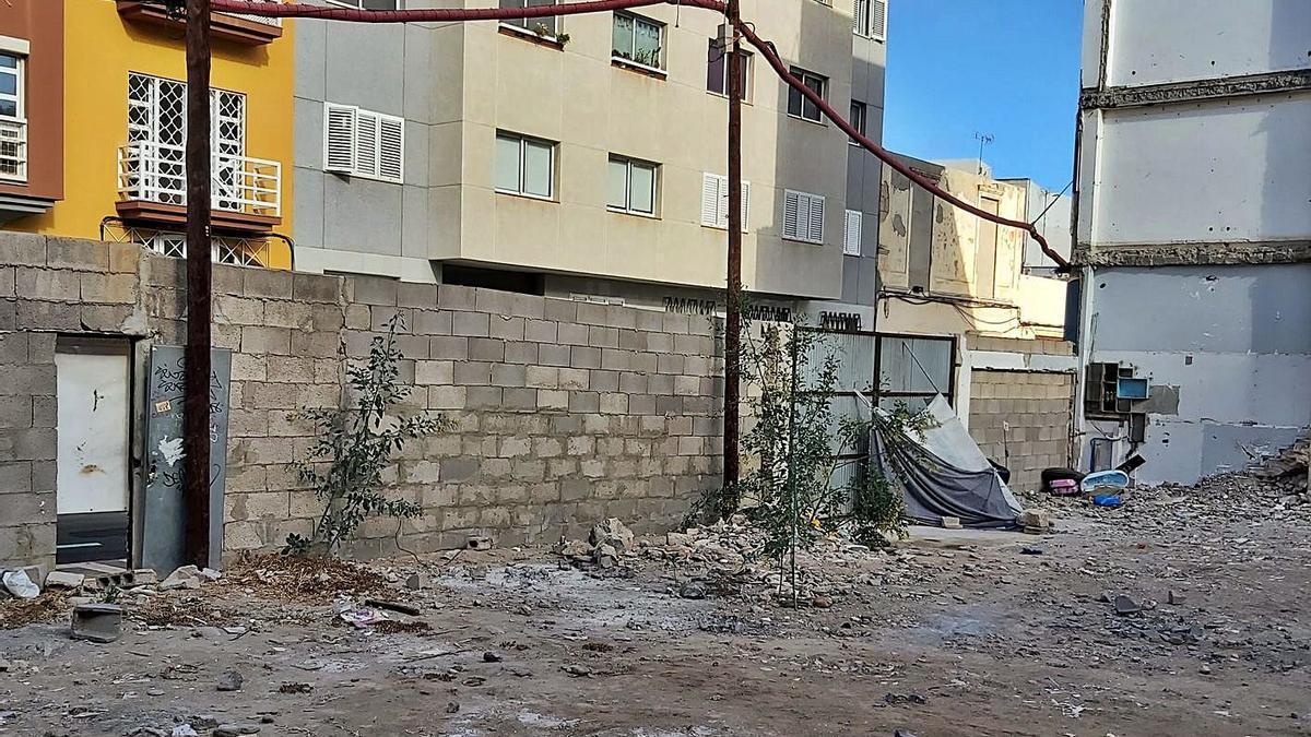 Vista desde el interior del terreno de titularidad municipal en la calle Matías Padrón, que muestra la primera ocupación. | | LP/DLP