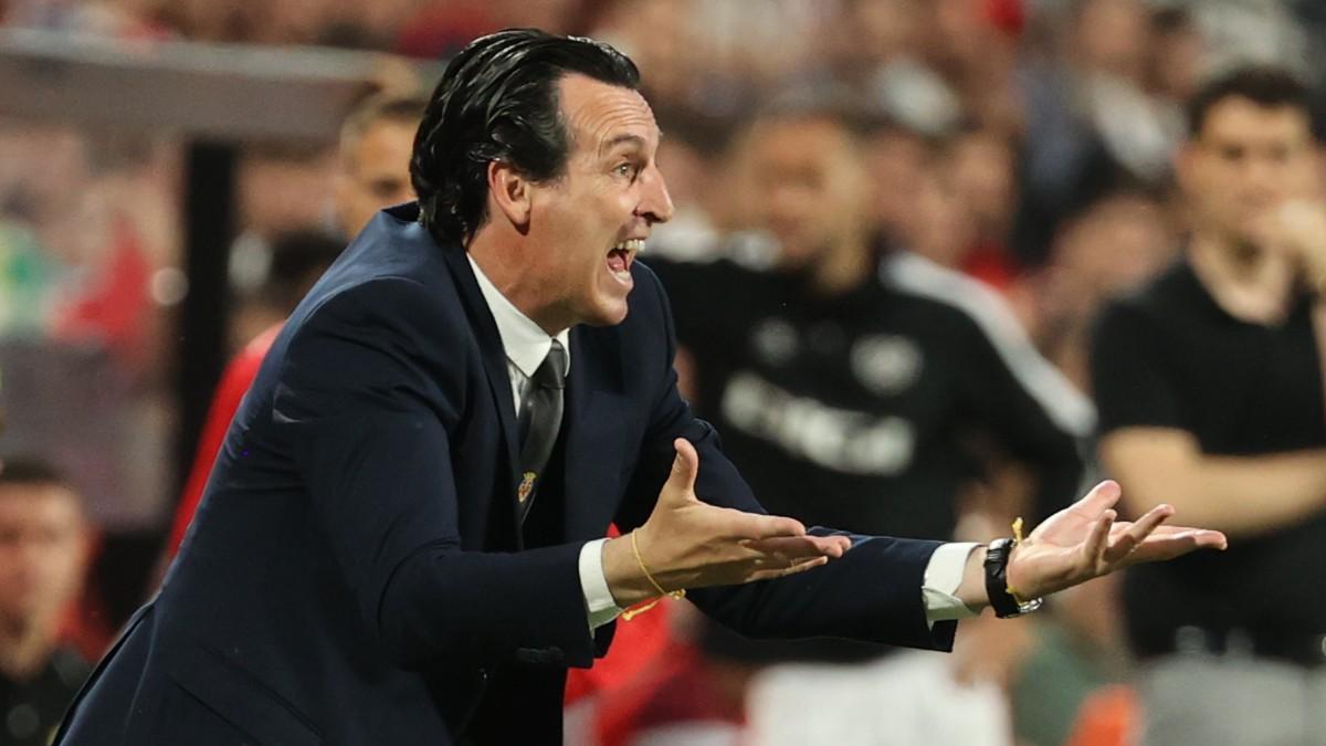 Emery da instrucciones durante el partido