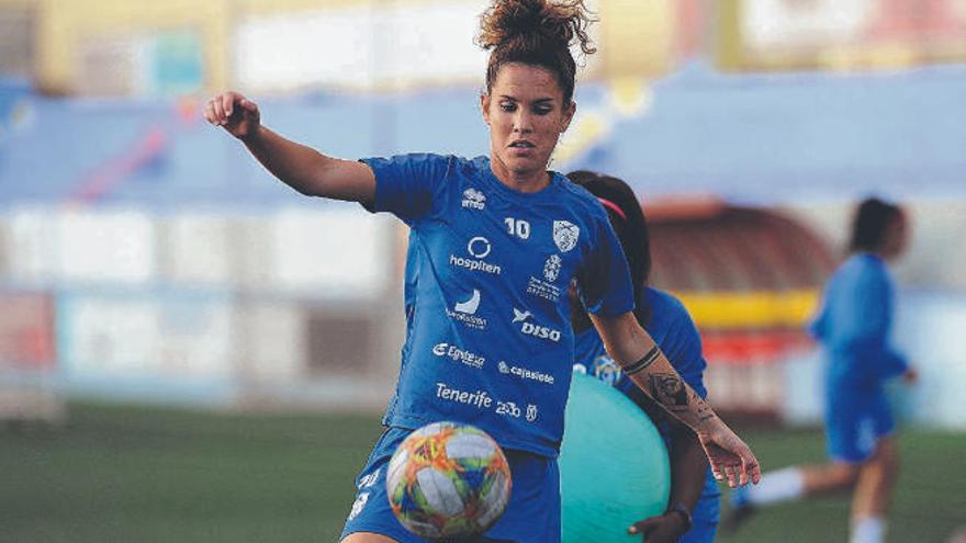 Cindy García intenta controlar un balón, durante un entrenamiento con el primer equipo.