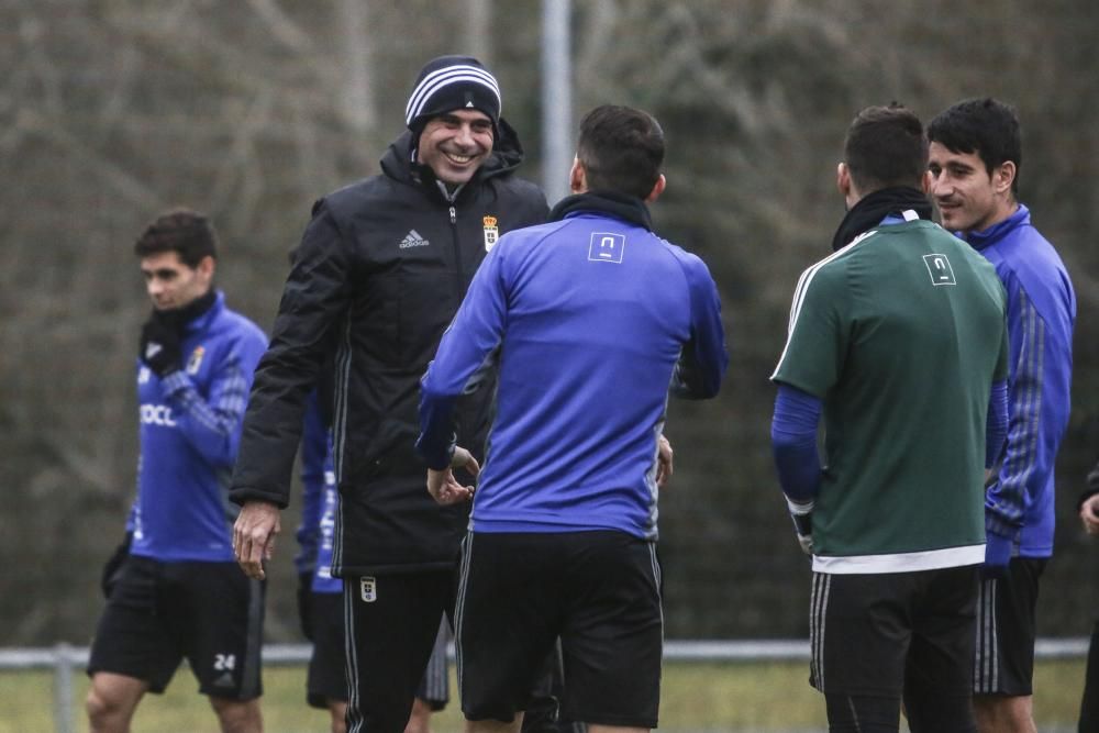 Entrenamiento del Real Oviedo a puerta cerrada en El Requexón.