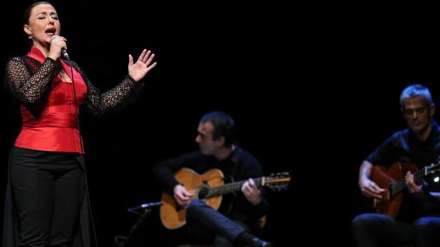 El fado de Luisa Rocha encandila en el teatro Filarmónica