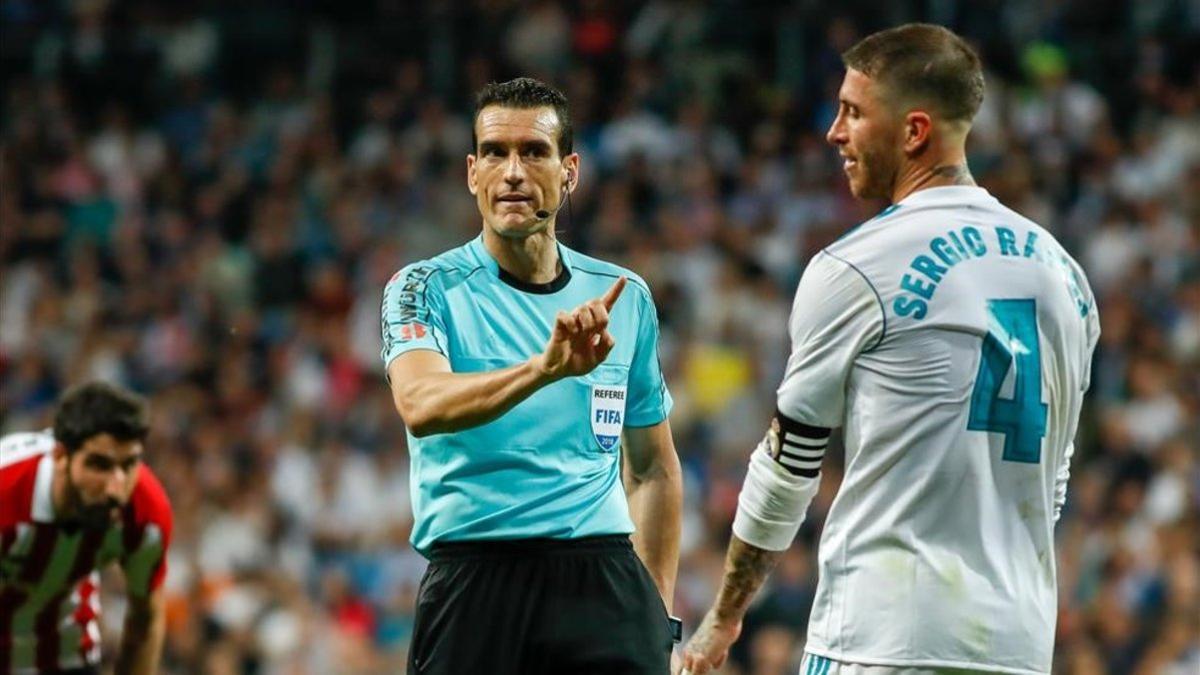 Martínez Munuera con Sergio Ramos